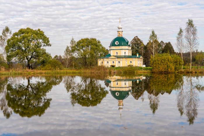 Церковь Михаила Архангела в усадьбе Тараканово в Клину