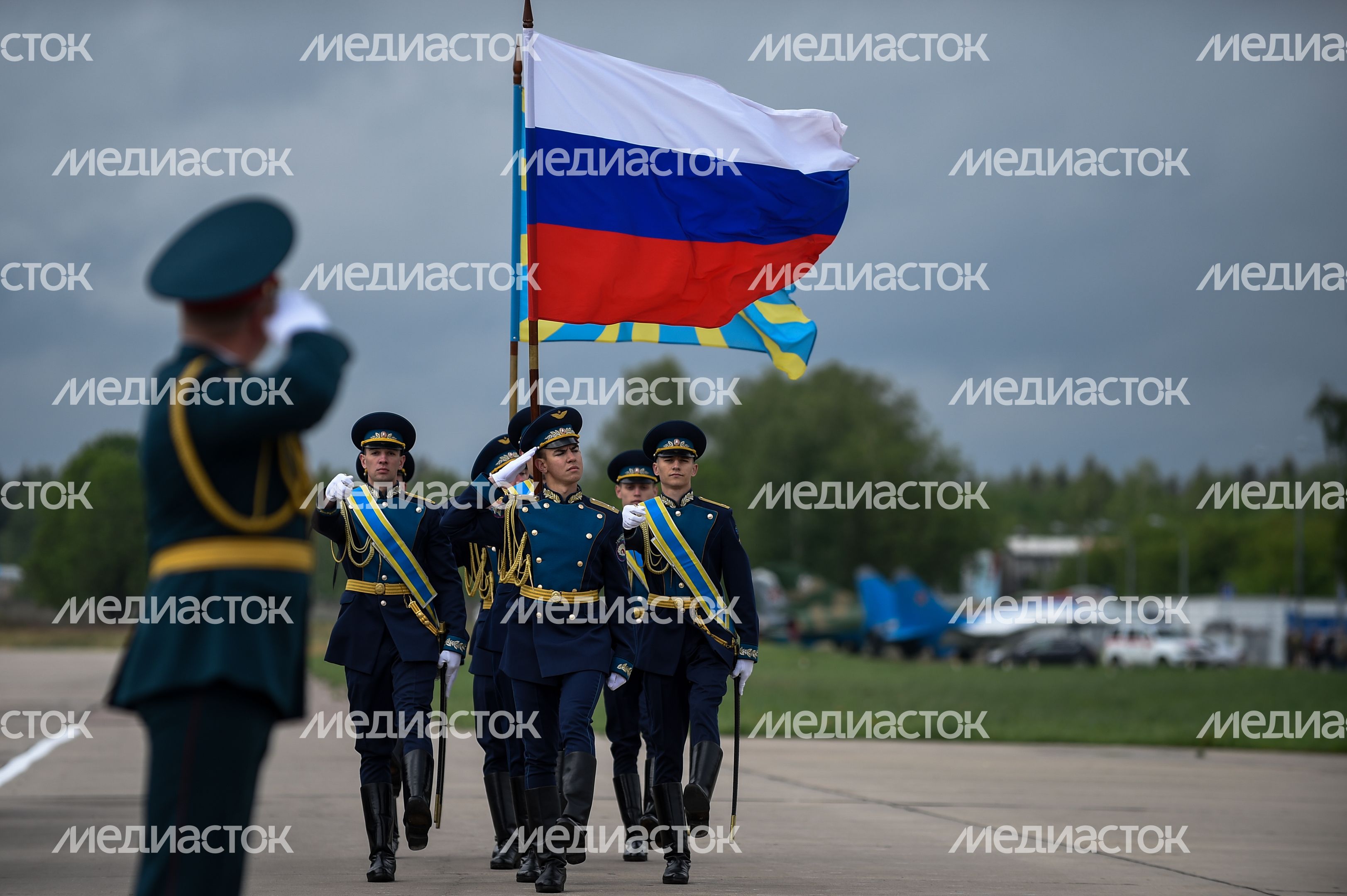 Юбилей пилотажных групп ВКС РФ «Русские Витязи» и «Стрижи» в Кубинке