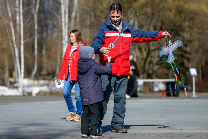 Отдых весной в парке Мира города Мытищи