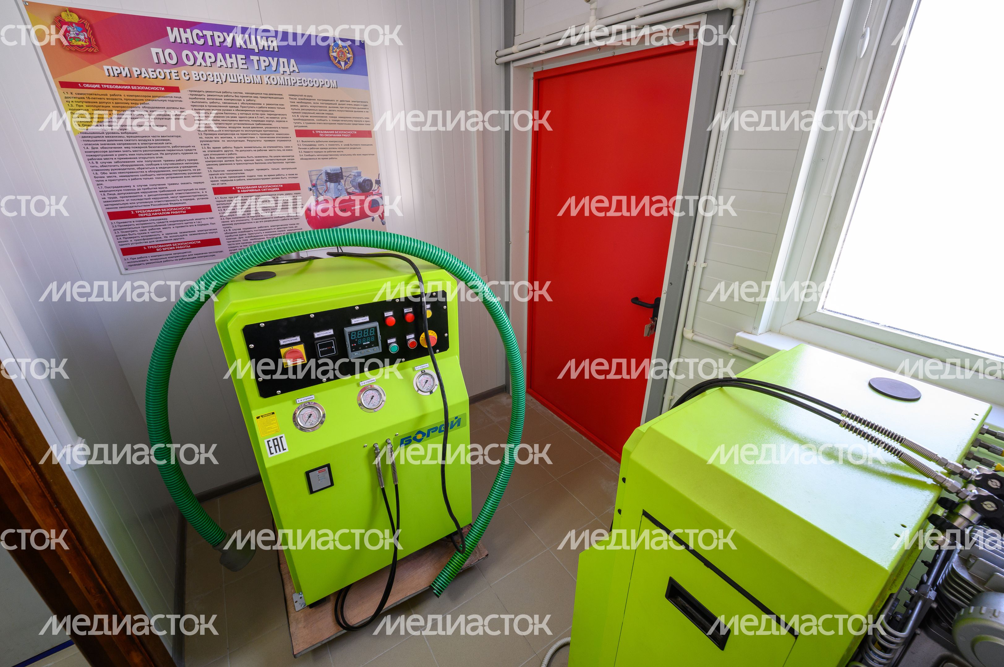 Компрессор для заправки баллонов дыхательных аппаратов в гараже нового пожарного депо ПСЧ-202 Мособлпожспаса в Балашихе Компрессор для заправки баллонов дыхательных аппаратов в гараже нового пожарного депо ПСЧ-202 Мособлпожспаса в Балашихе