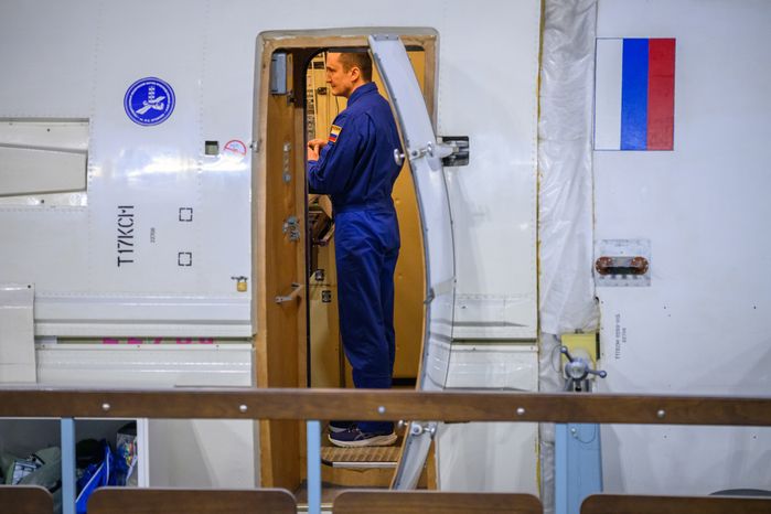 Тренировка дублирующего экипажа космонавтов МКС-74 на тренажере МКС в Звездном городке