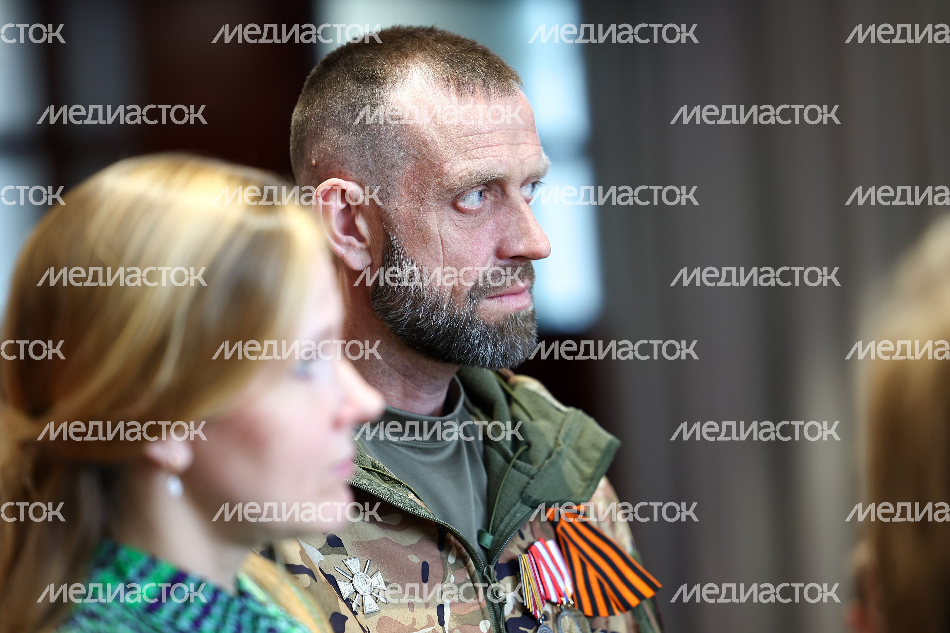 Губернатор вручил государственные награды добровольцам отряда БАРС