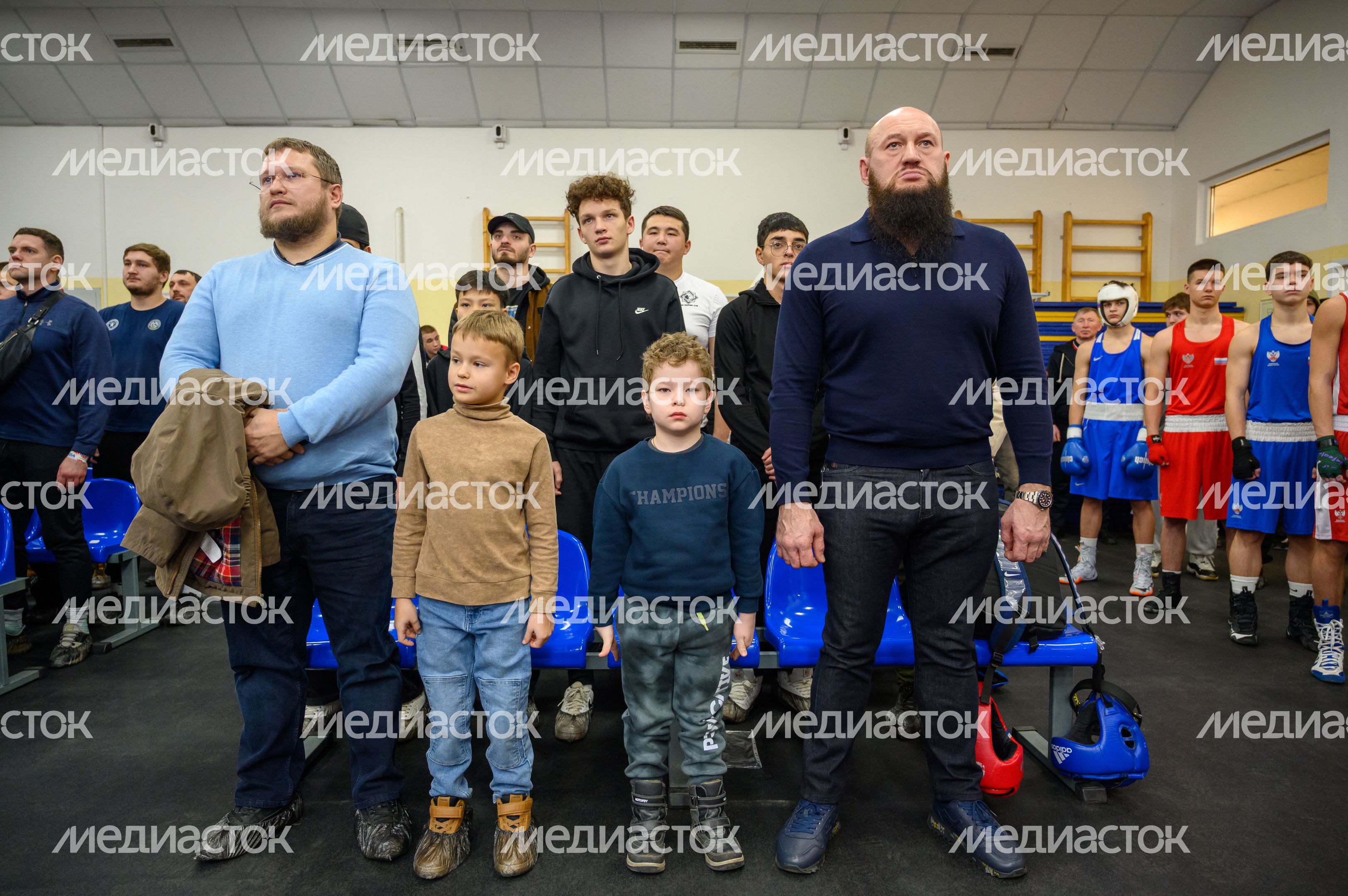 Зрители соревнований по боксу в Люберцах, посвященных разгрому немецко-фашистских войск под Москвой Зрители соревнований по боксу в Люберцах, посвященных разгрому немецко-фашистских войск под Москвой