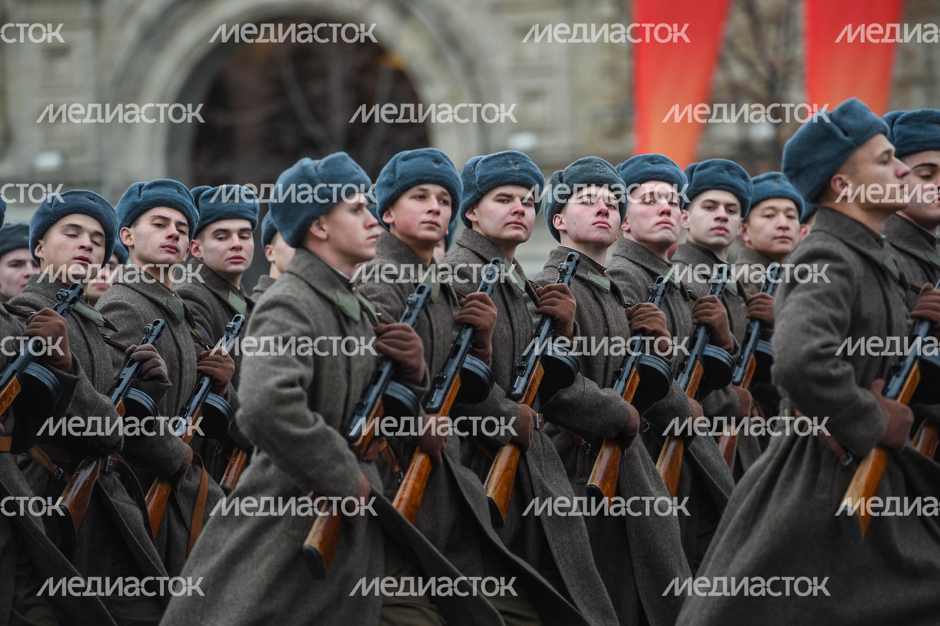 Торжественный марш в честь парада 1941 года на Красной площади в Москве