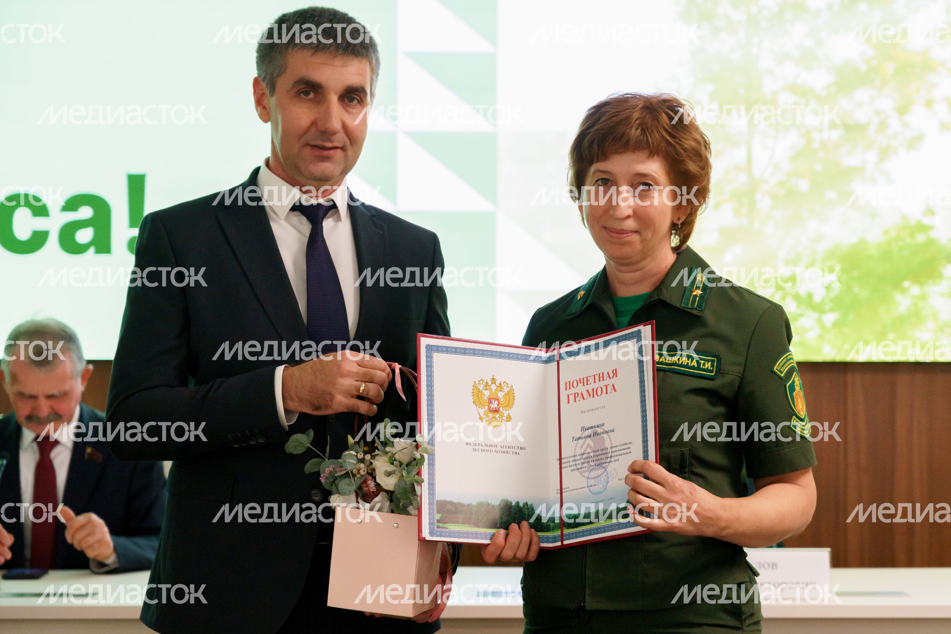 Алексей Ларькин наградил Татьяну Ивашкину Почетной грамотой Алексей Ларькин наградил Татьяну Ивашкину Почетной грамотой