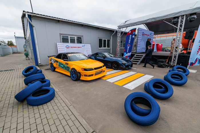 Выставка тюнингованных автомобилей на фестивале рабочих профессий в автомобилестроении «ВОЛИН ФЕСТ 2025» в Одинцово