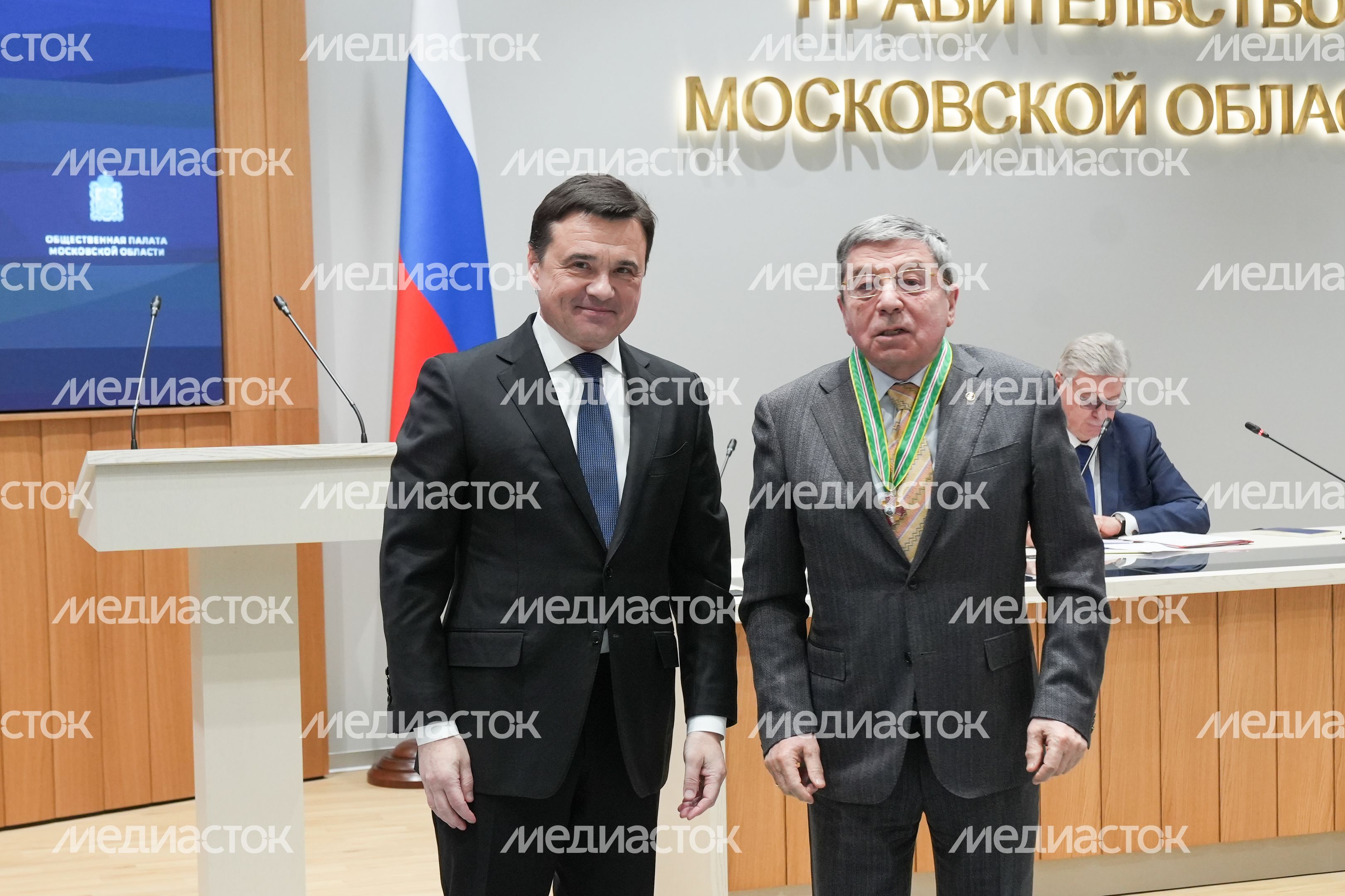 Андрей Воробьев поблагодарил общественников за работу и вручил им областные награды