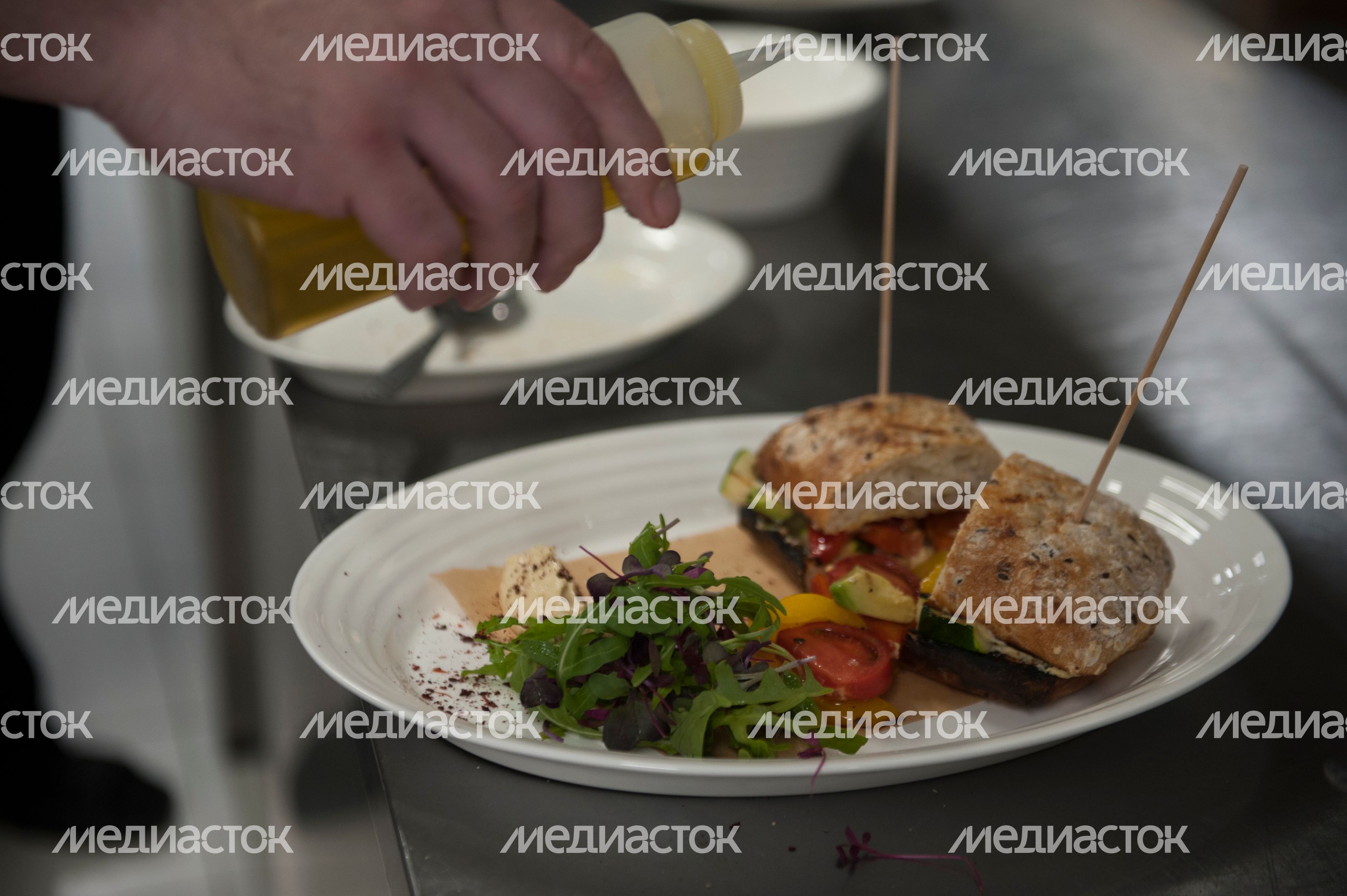 Приготовление чиабатты с хумусом и овощами Приготовление чиабатты с хумусом и овощами