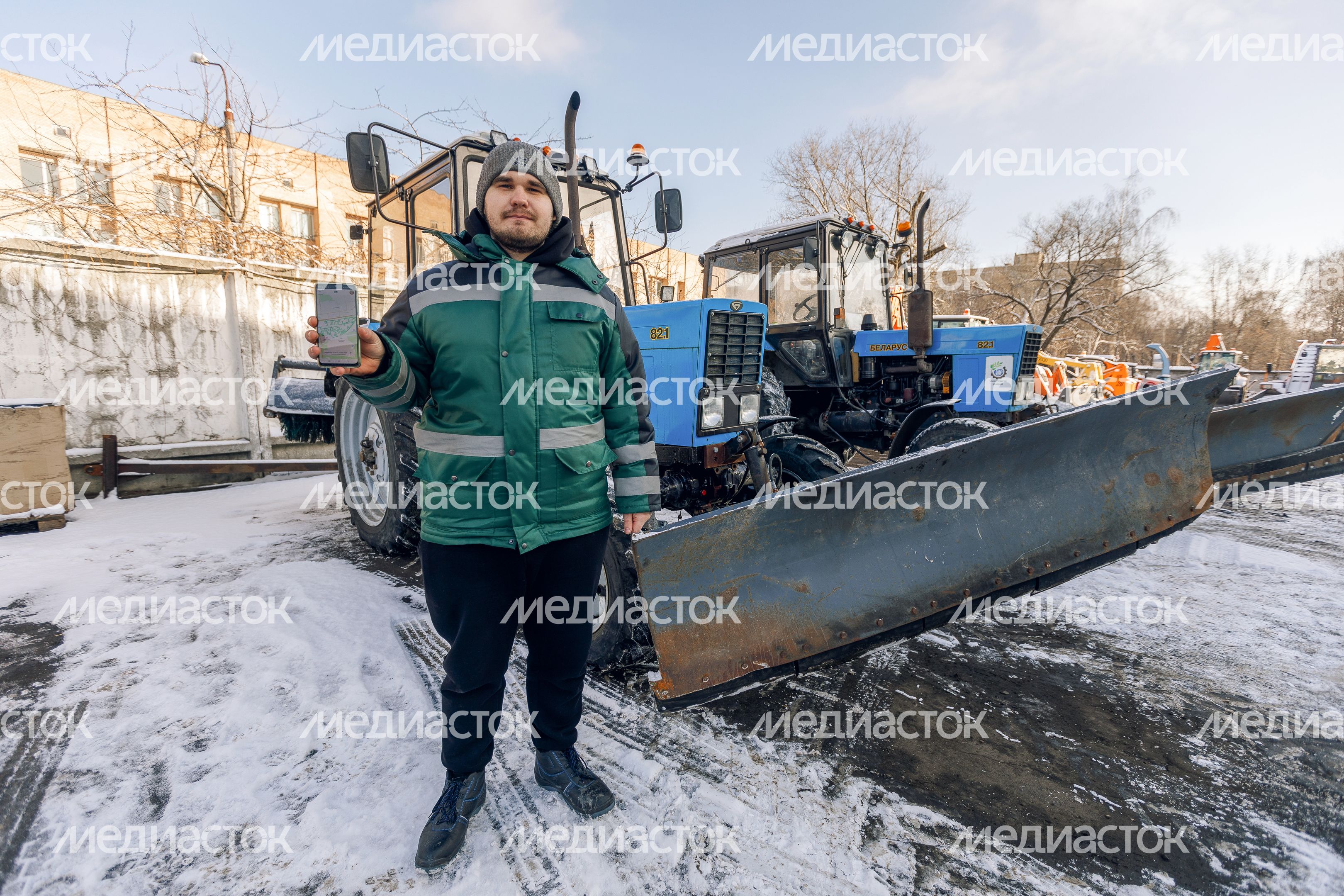 Уборка территории дворов от снега в Балашихе