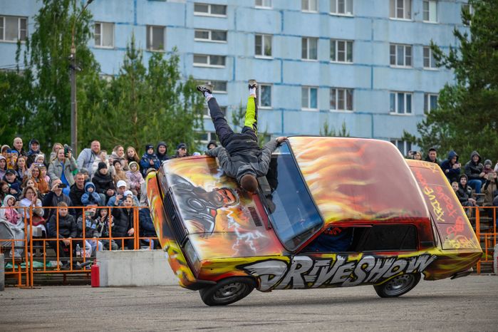 Невероятные трюки на автомобилях на шоу каскадеров в Чехове
