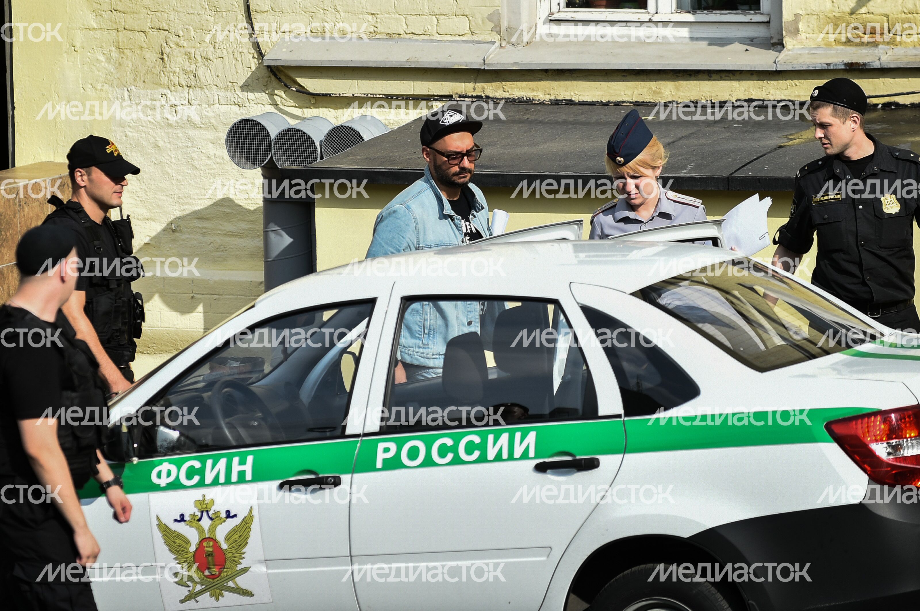 Кириллу Серебренникову избрали меру пресечения в Басманном суде Кириллу Серебренникову избрали меру пресечения в Басманном суде
