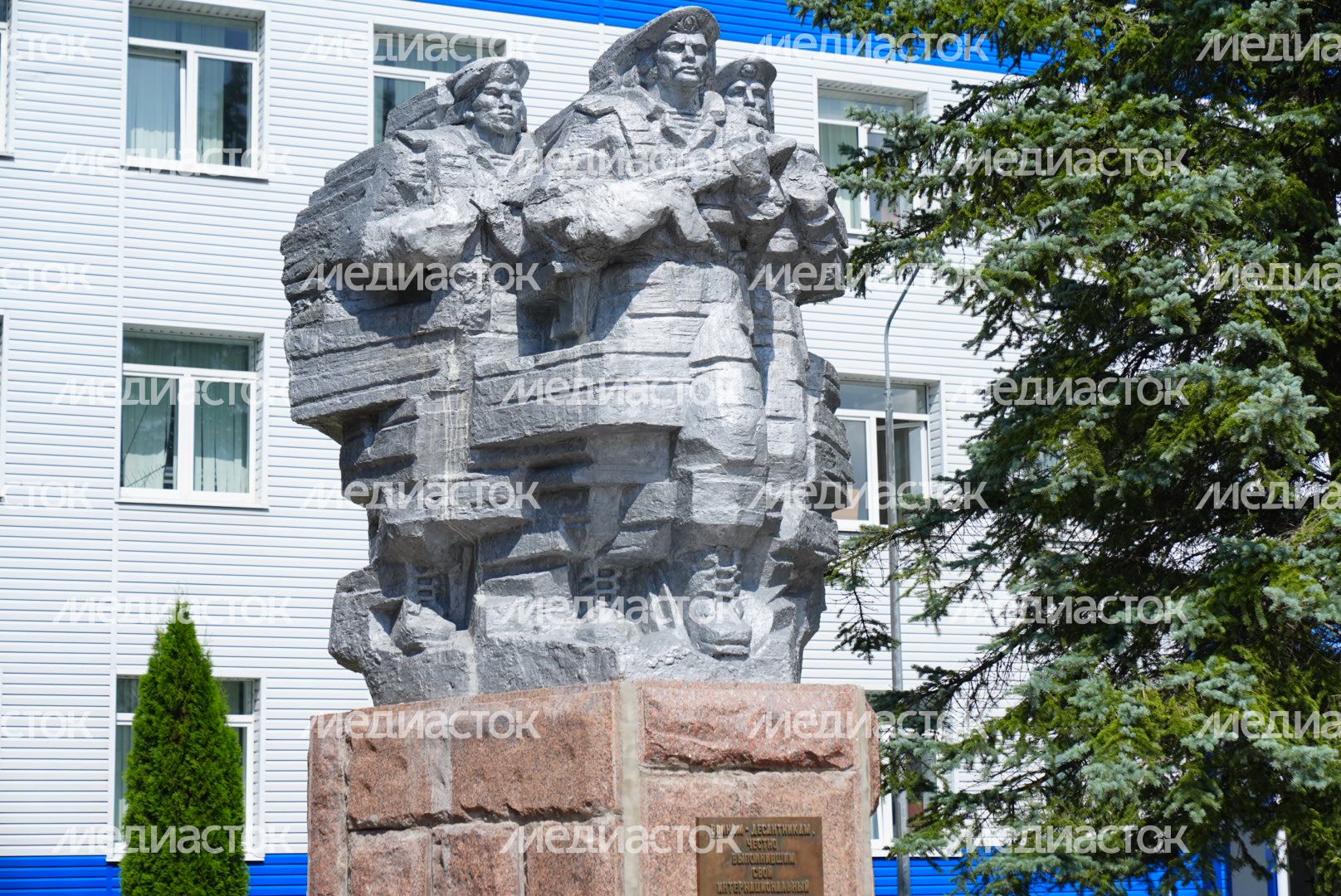 Поздравление военнослужащих с Днем ВДВ в Медвежьих Озерах Губернатором Подмосковья