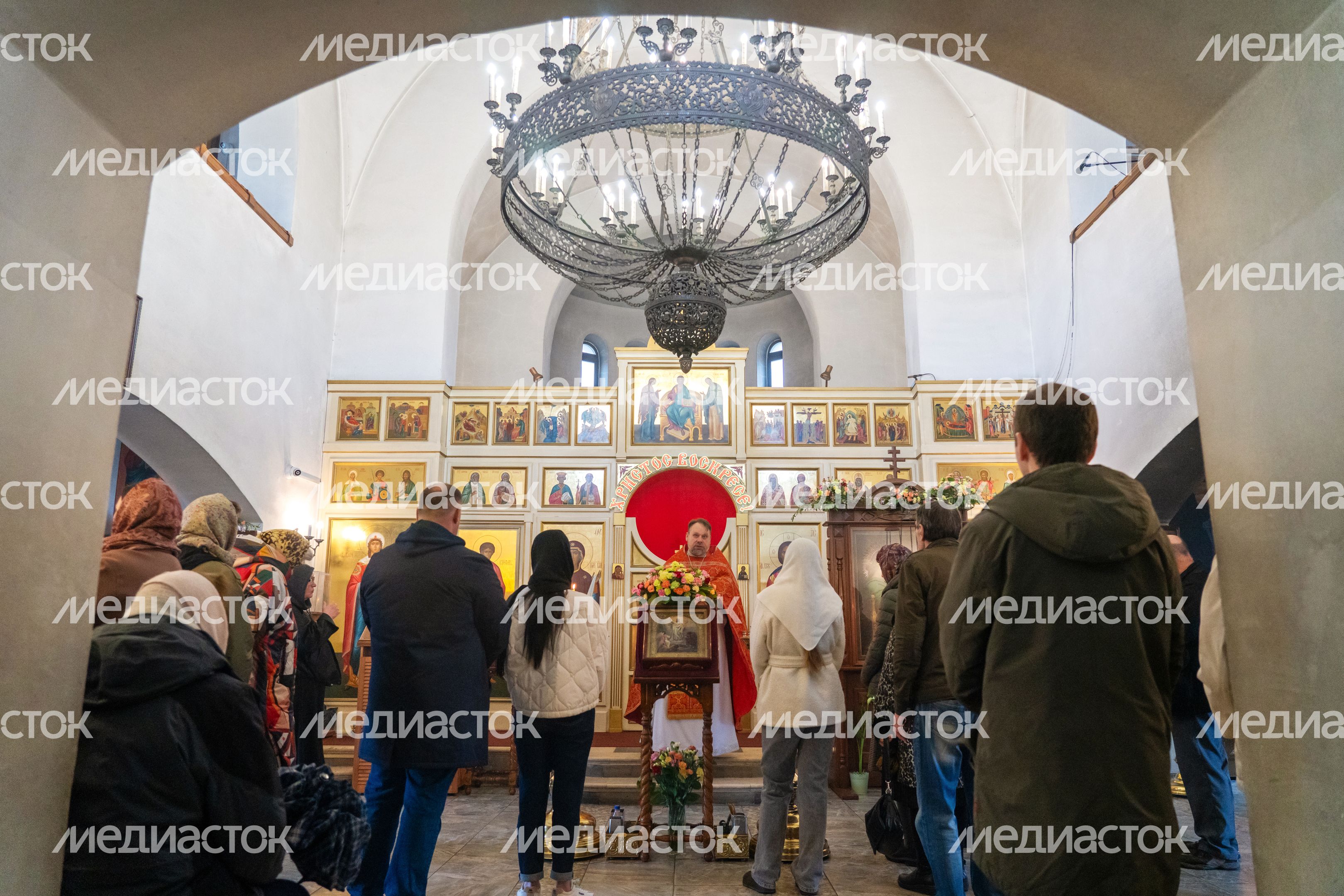 Прихожане в Елисаветинском храме поселка Опалиха Красногорска Прихожане в Елисаветинском храме поселка Опалиха Красногорска
