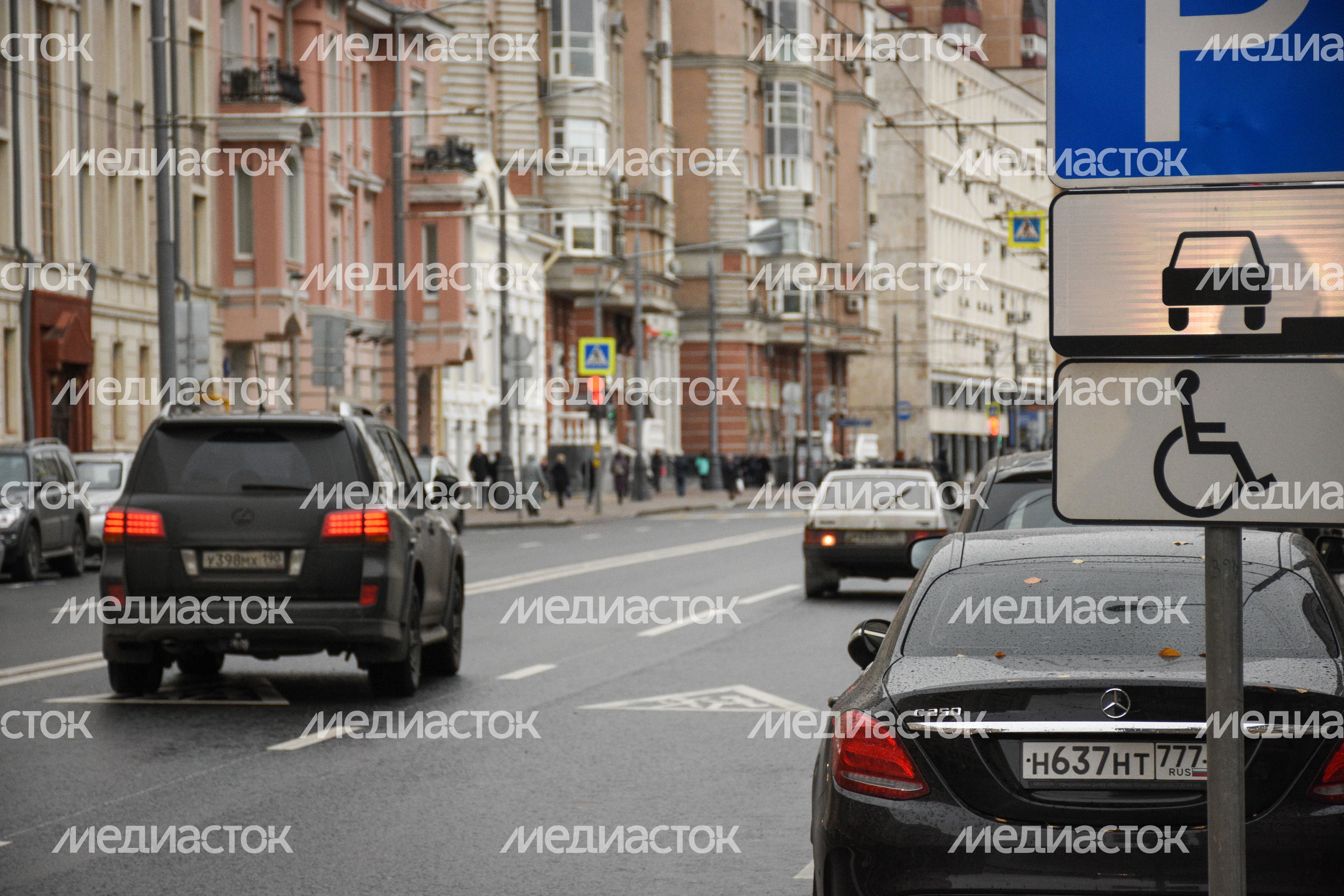 Повседневная жизнь города в Москве осенью