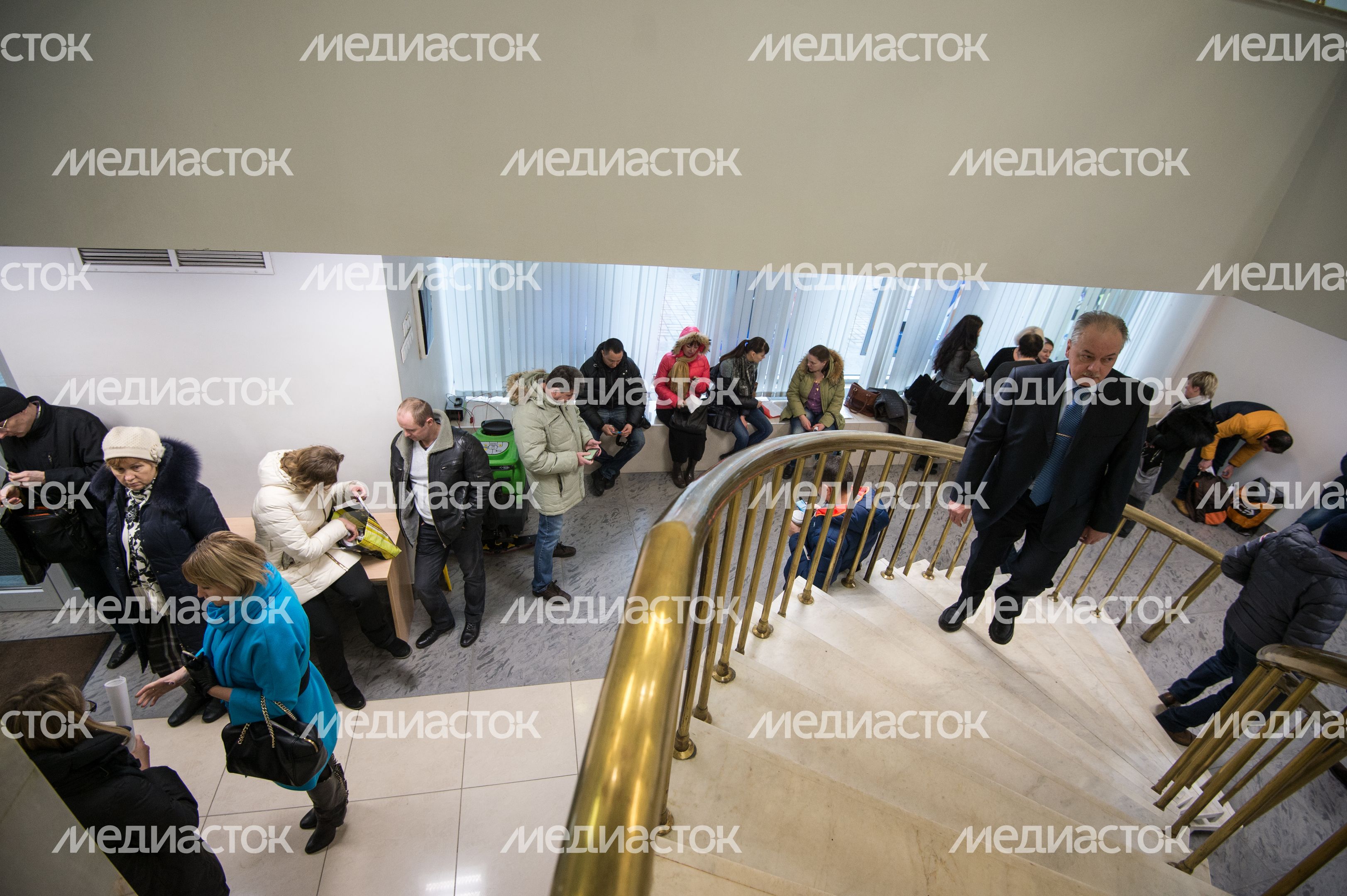Акция протеста валютных заемщиков в офисе банка ВТБ 24 в Москве