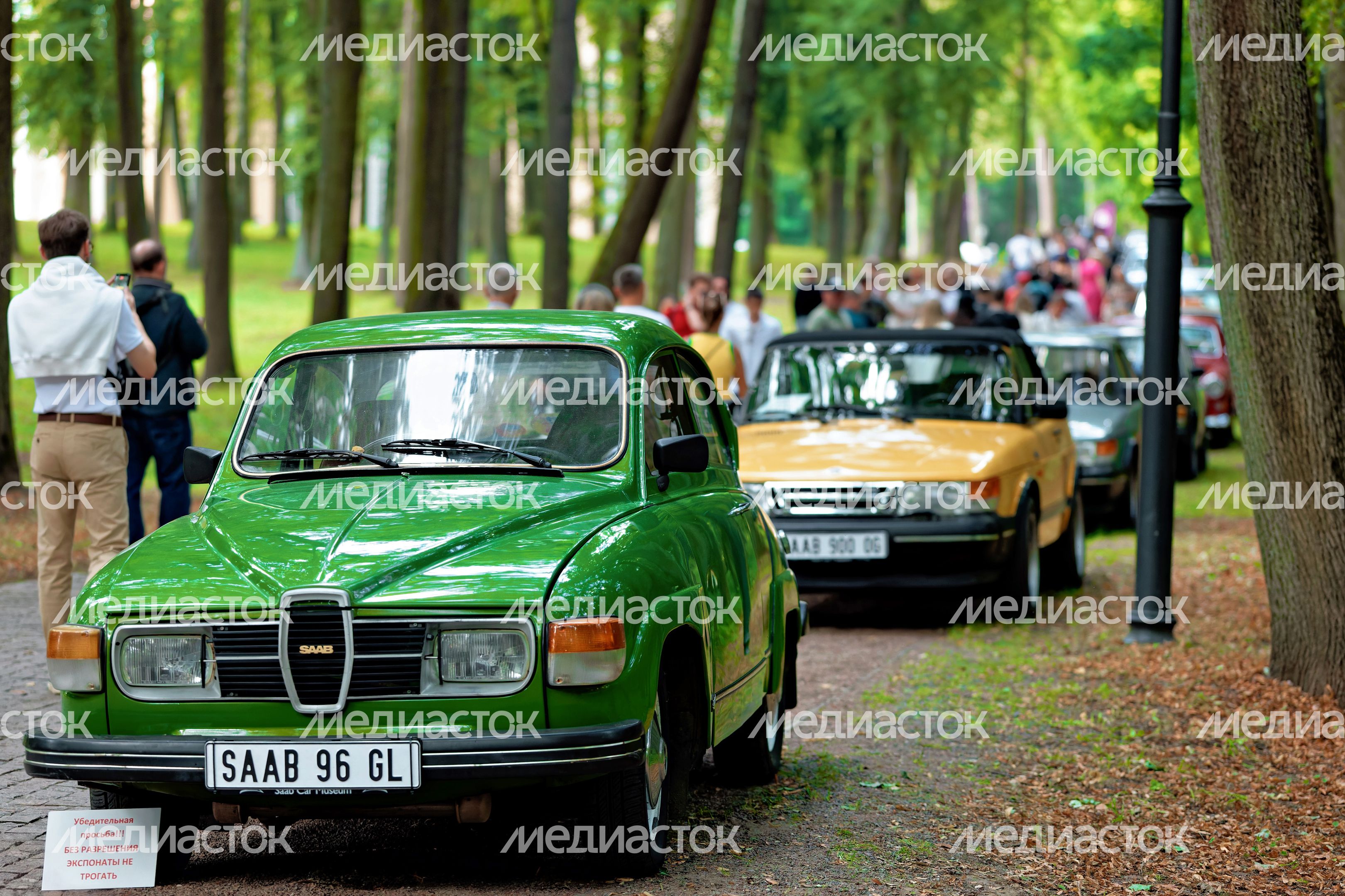 Ретроавтомобили и суперкары на автофестивале «Автовыходные в Архангельском» в округе Красногорск