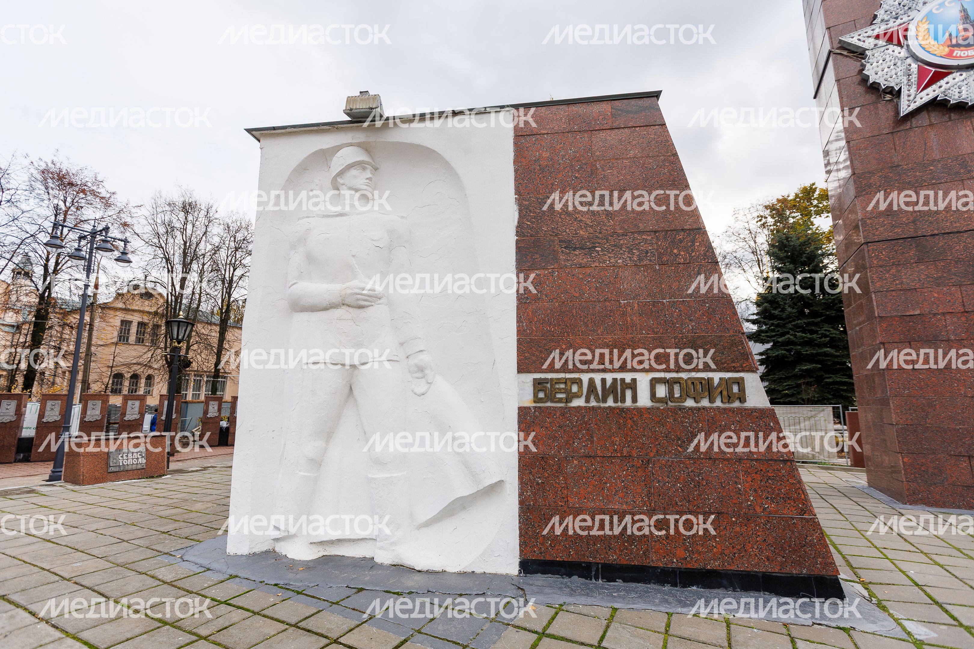 Мемориал Славы на площади Победы в Ногинске осенью