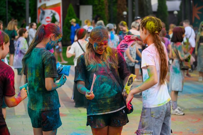 Фестиваль красок Holi Dance в Наташинском парке в Люберцах