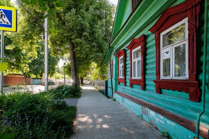 Летние виды улицы Московской со старинными домами в Звенигороде