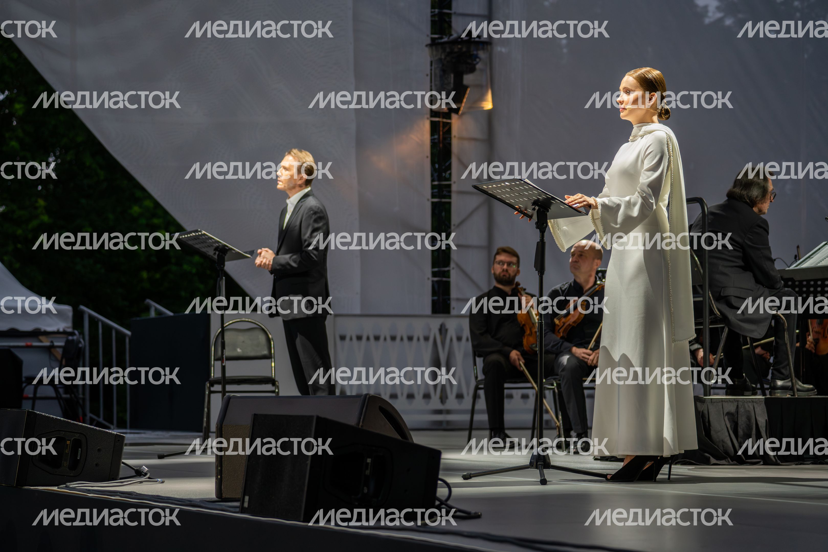 Актеры Евгений Миронов и Юлия Хлынина в спектакле «Бедные люди» на Международном фестивале искусств П.И. Чайковского