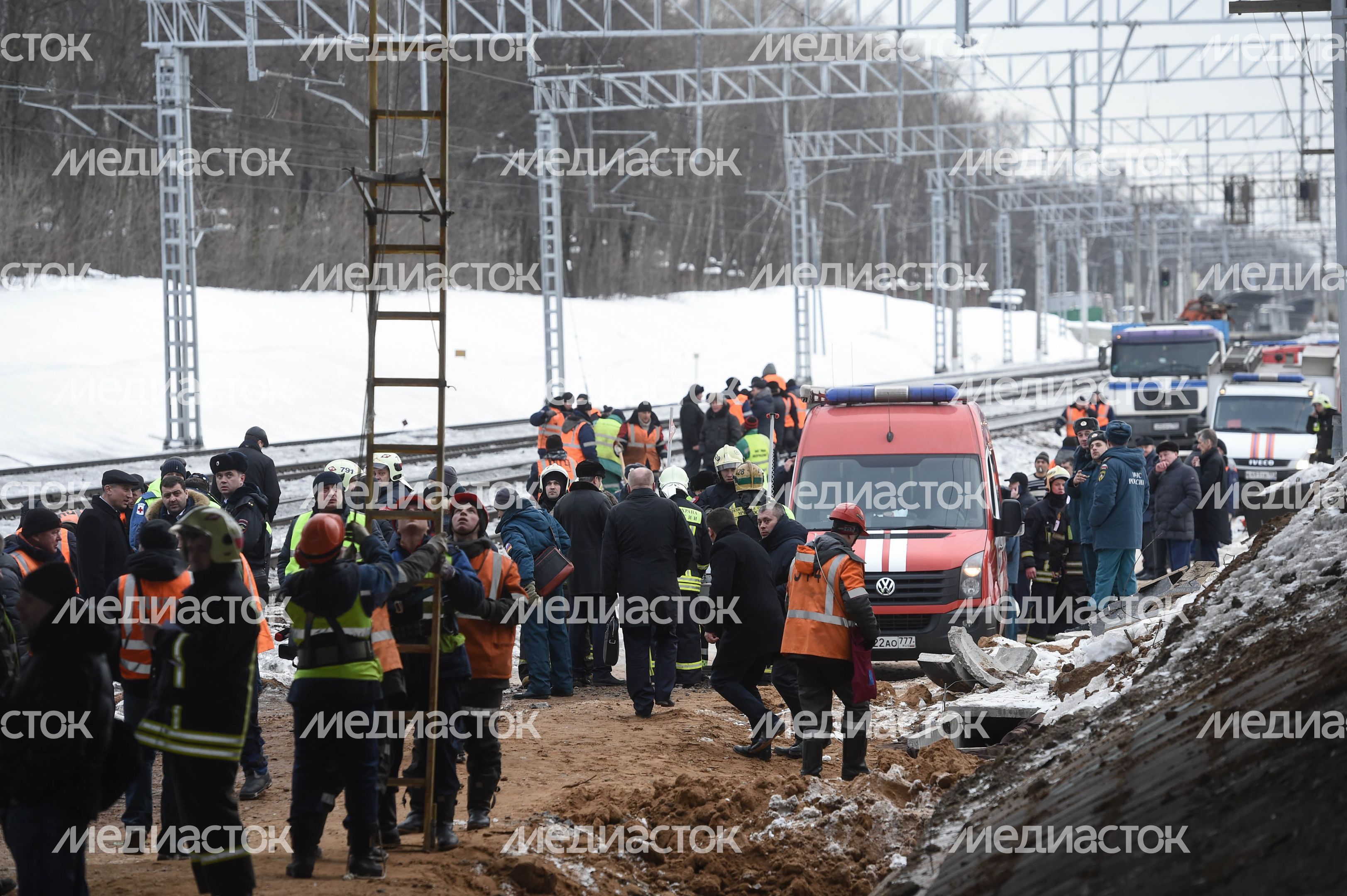 Кадры с места ЧП с трактором и электричкой в Москве, 14.03.2018