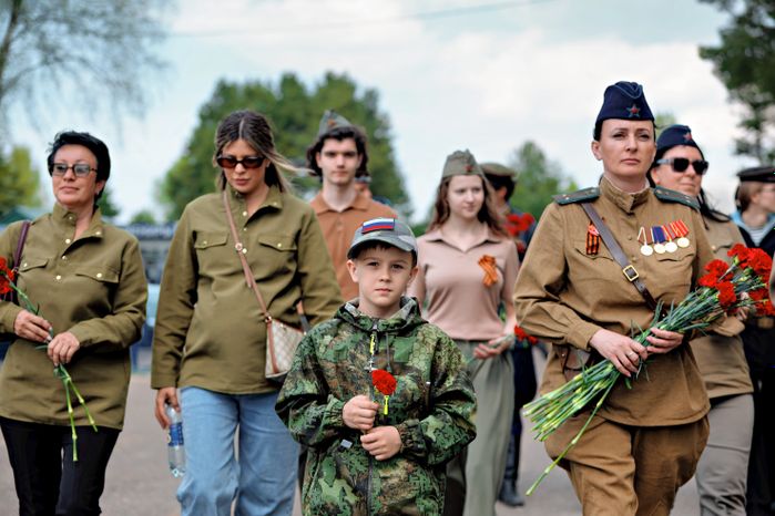 Патриотическое воспитание: возложение цветов к памятнику летчикам в аэроклубе ВВС Одинцовского округа ко Дню Победы