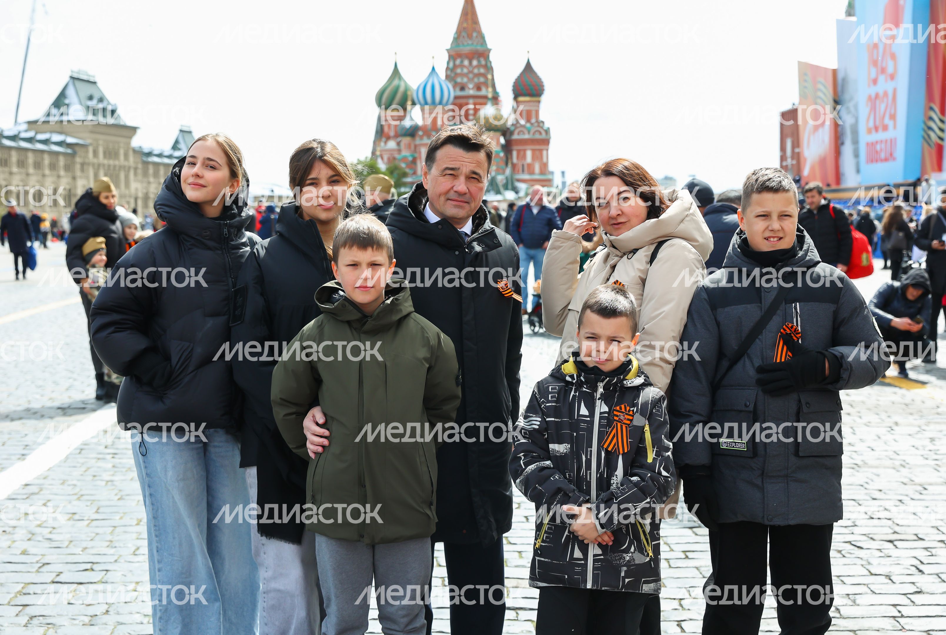 Андрей Воробьев вместе со своими детьми и семьей Героя России посетил Парад Победы