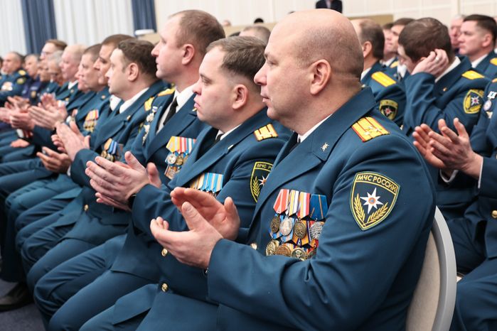 Сотрудников МЧС поздравили с Днем спасателя и 35-летием ведомства