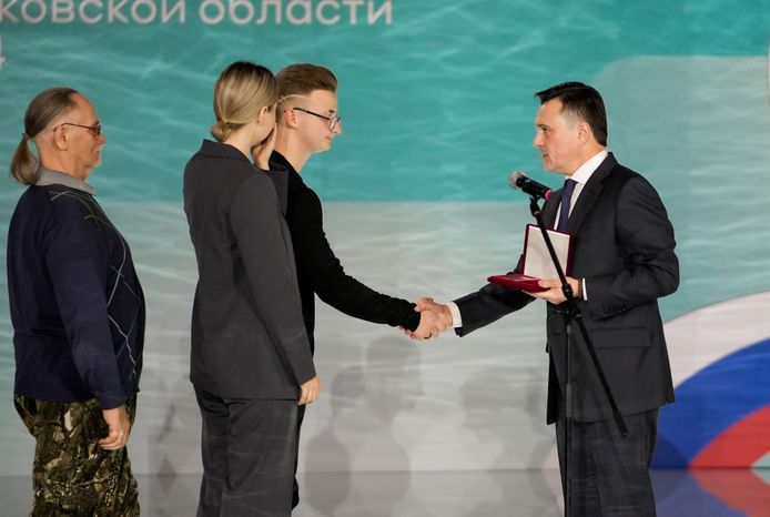 Андрей Воробьев наградил лауреатов премии "Мы рядом. Доброе дело"