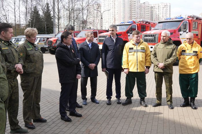 Андрей Воробьев и глава Рослесхоза передали в подмосковные лесничества новую спецтехнику