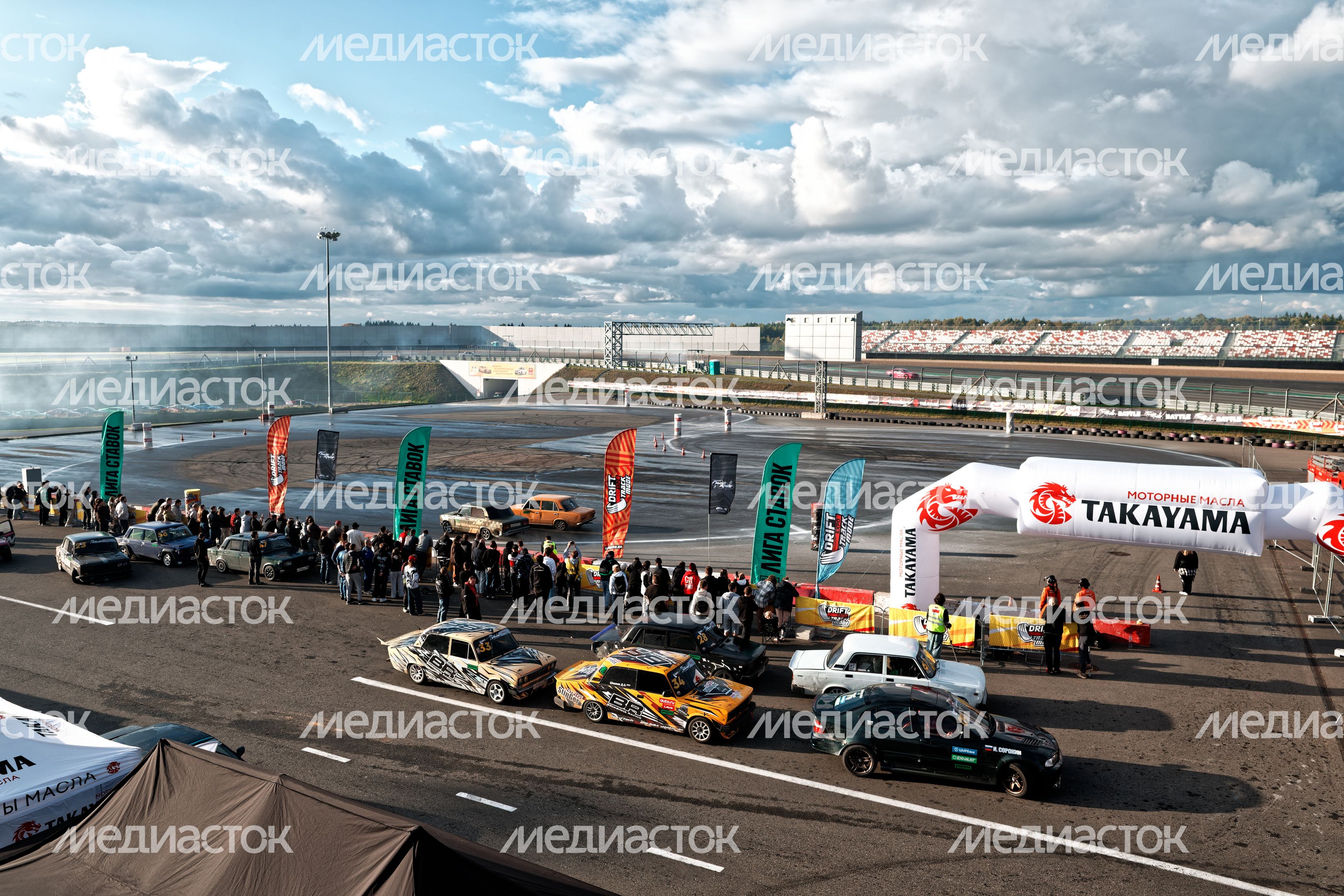 Дрифт-гонка автомобилей по автодрому Moscow Raceway на фестивале «Дрифт Экспо» в Волоколамске Дрифт-гонка автомобилей по автодрому Moscow Raceway на фестивале «Дрифт Экспо» в Волоколамске