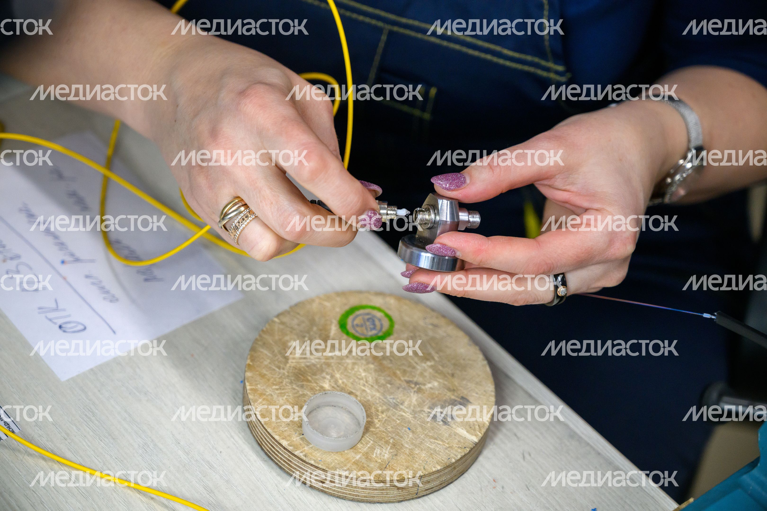 Контроль качества продукции в лаборатории кабельного завода «Белтелекабель» в Воскресенске