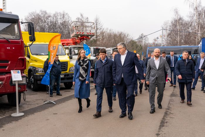 Владислав Мурашов и Кирилл Григорьев осмотрели выставку коммунальной техники