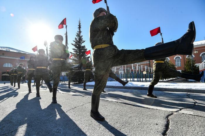 Подготовка военнослужащих отдельного комендантского Преображенского полка к военному параду на Красной площади