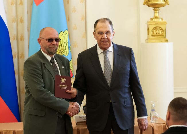 Сергей Лавров и Сергей Зеньков на церемонии вручения дипломов ветеранам СВО