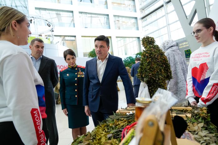 Андрей Воробьев осмотрел выставку волонтеров в региональном Доме Правительства