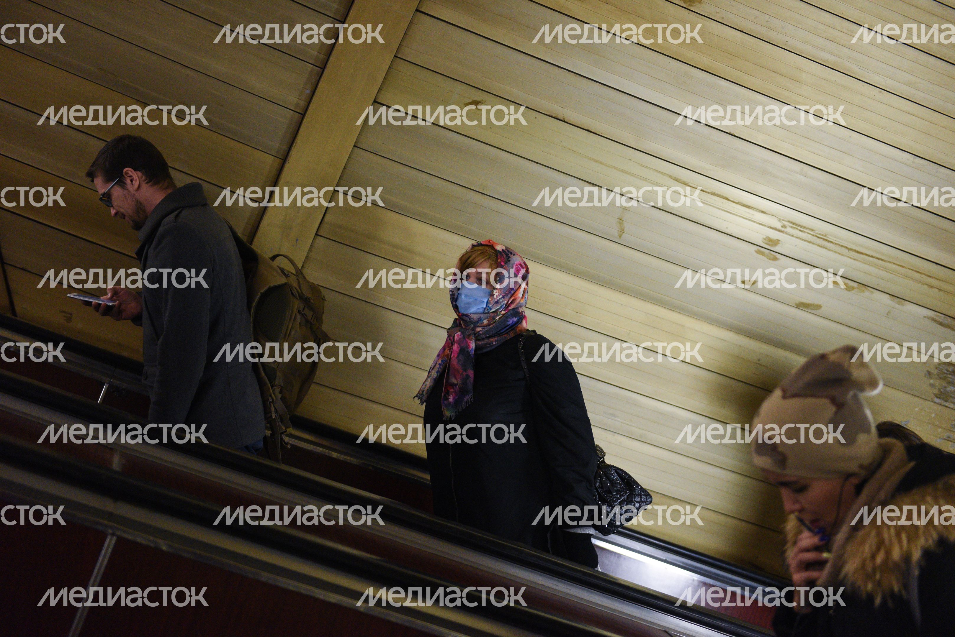 Люди в масках в период эпидемии коронавируса