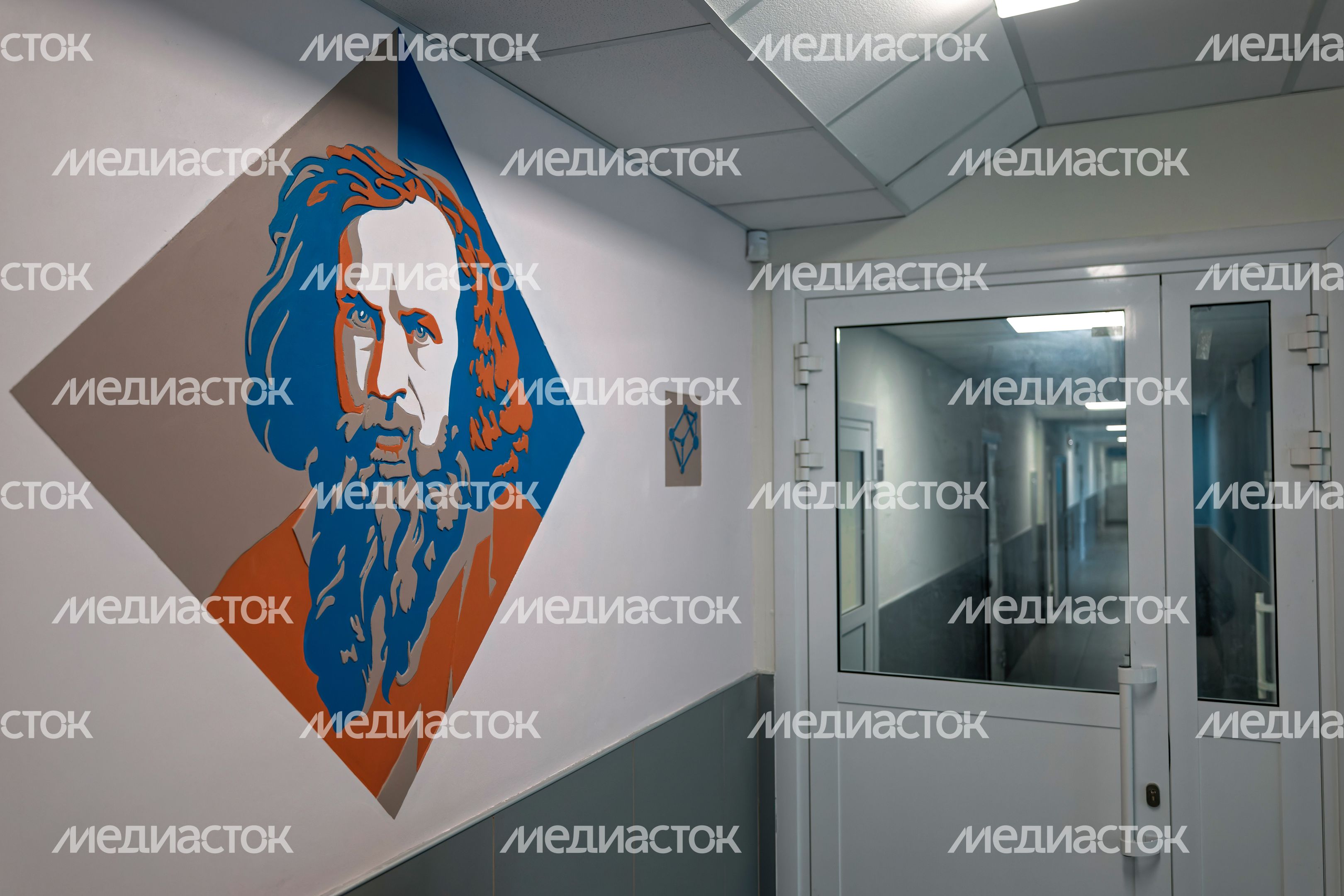 Коридор Менделеевской средней школы в округе Солнечногорск после капитального ремонта Коридор Менделеевской средней школы в округе Солнечногорск после капитального ремонта