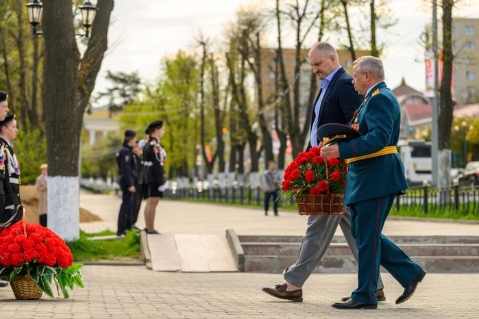 Возложение ветеранами цветов к мемориалу в Дмитровском округе в преддверие Дня Победы