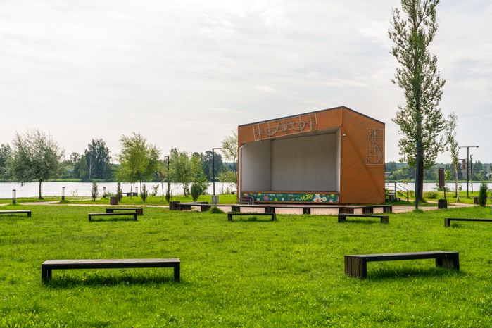 Сцена в парке культуры и отдыха «Солнечный берег» поселка Запрудня Талдомского округа
