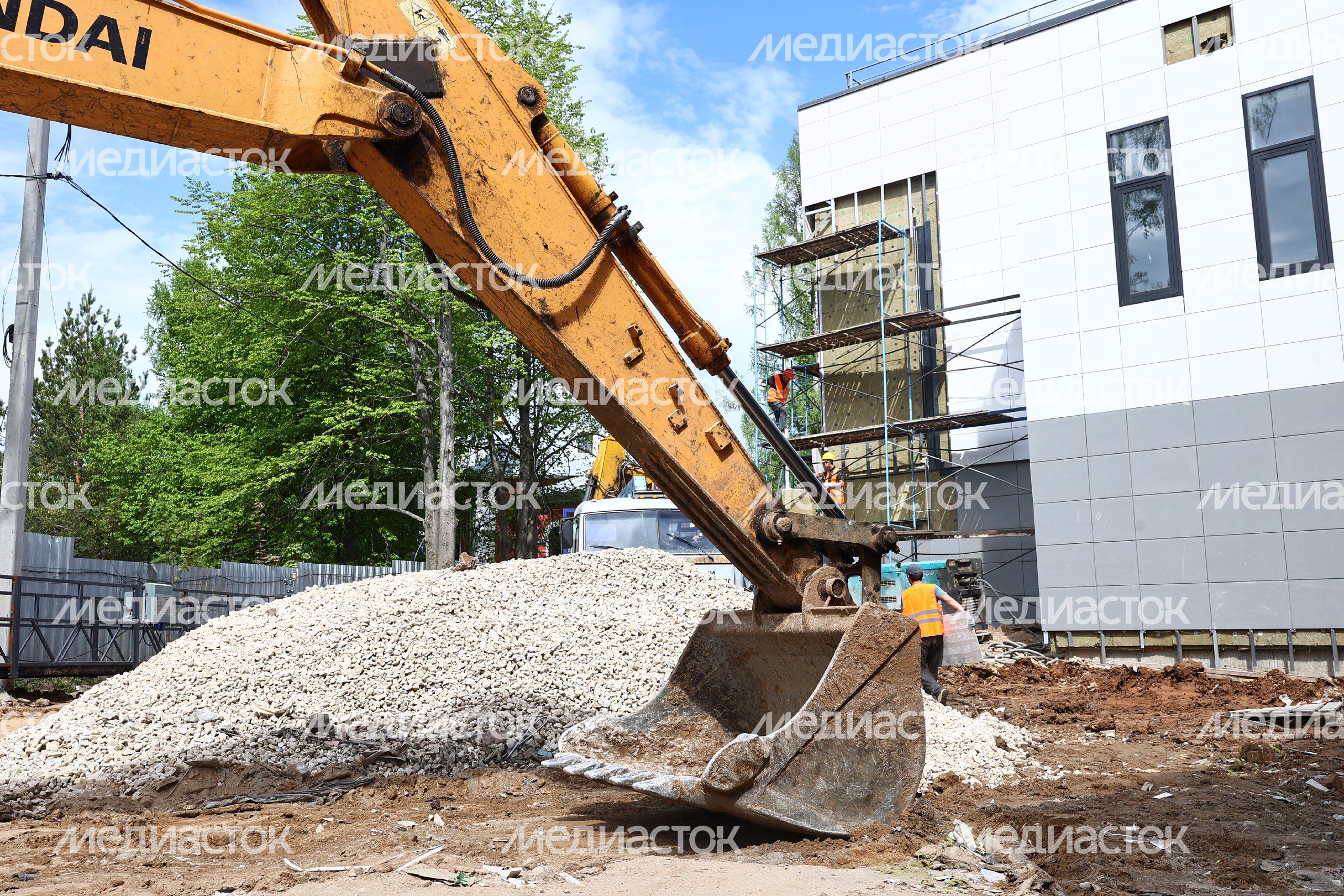Губернатор осмотрел ход строительства нового здания Физмат-лицея в Сергиевом Посаде