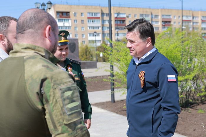 Андрей Воробьев вместе с ветеранами СВО возложил цветы к стеле в Можайске