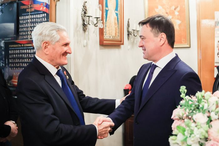 Посещение губернатором космонавта первого отряда