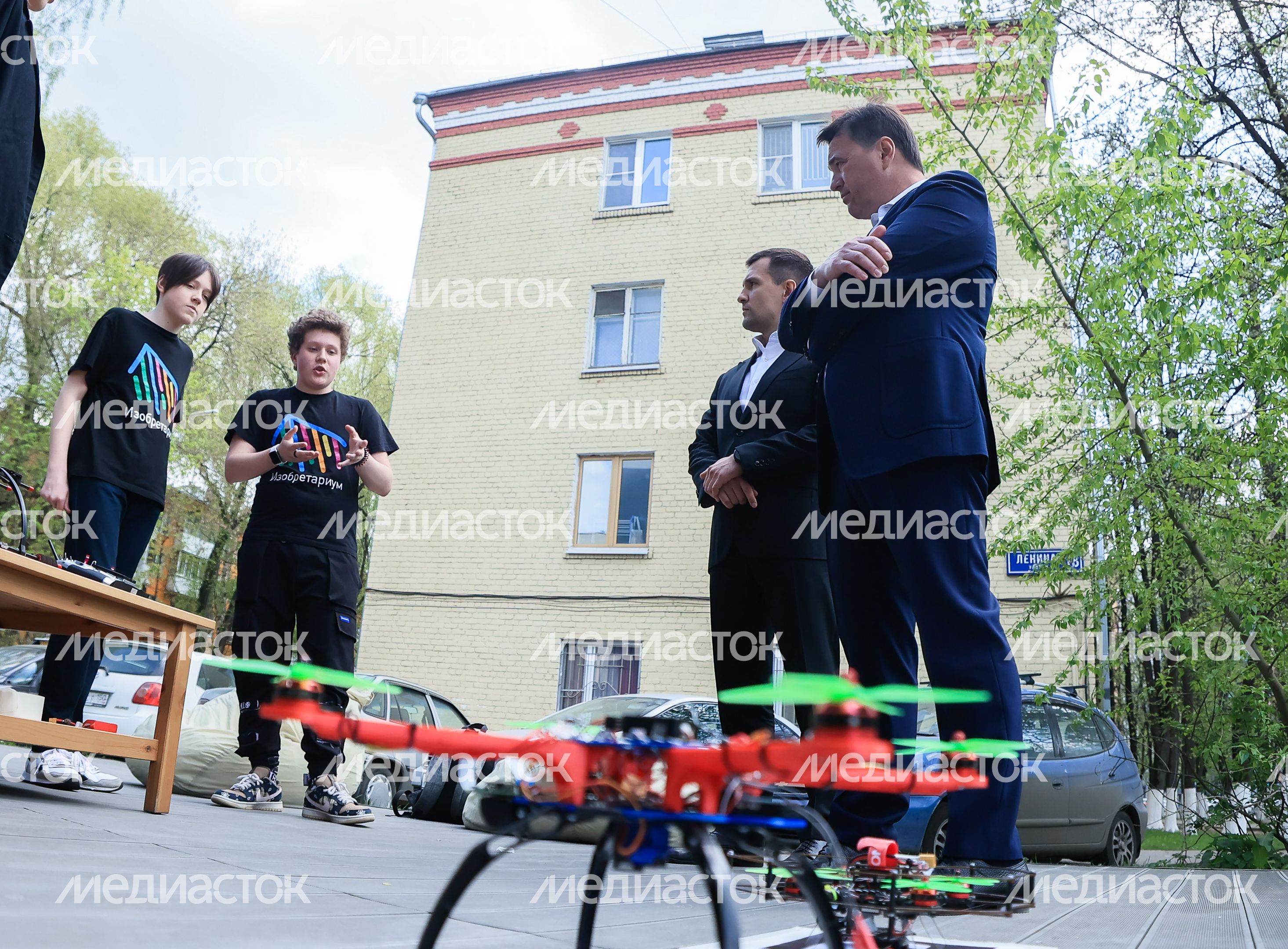 Представление учащимися «Изобретариума» своих разработок Губернатору Подмосковья