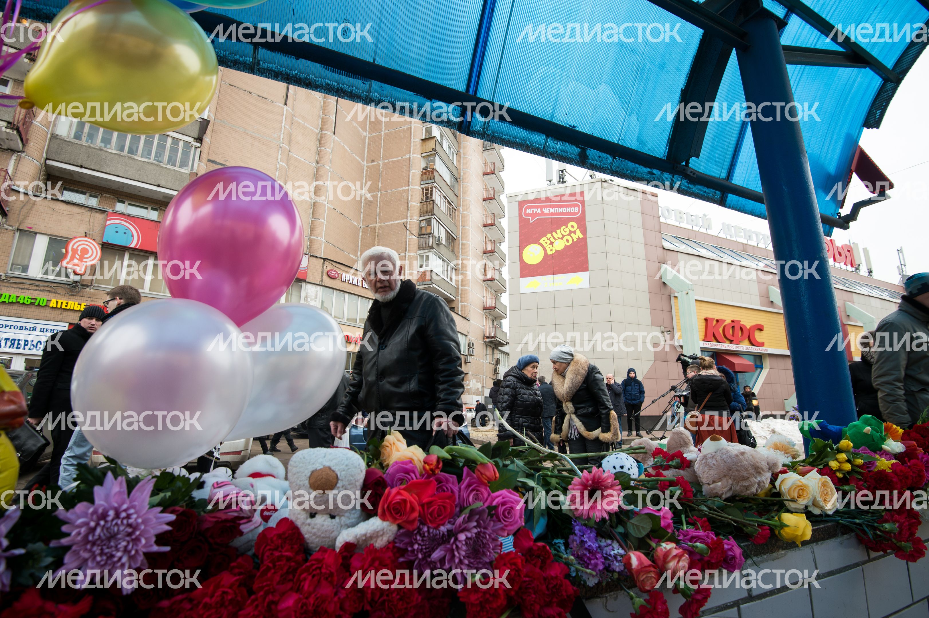 Мемориал из цветов и игрушек в честь погибшей девочки в Москве