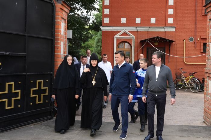 Андрей Воробьев поздравил настоятельницу и воспитанниц Покровского женского монастыря
