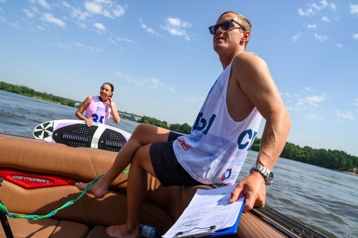 Судья на чемпионате Московской области по серфингу на Пироговском водохранилище в Долгопрудном