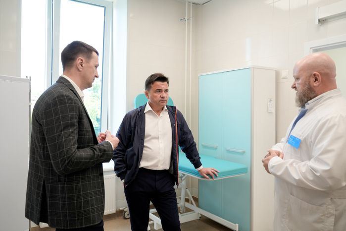 Андрей Воробьев проверил готовность детской поликлиники в Чехове к открытию