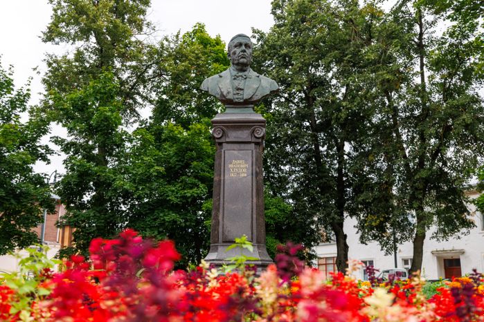 Бюст Давида Ивановича Хлудова в Егорьевске летом