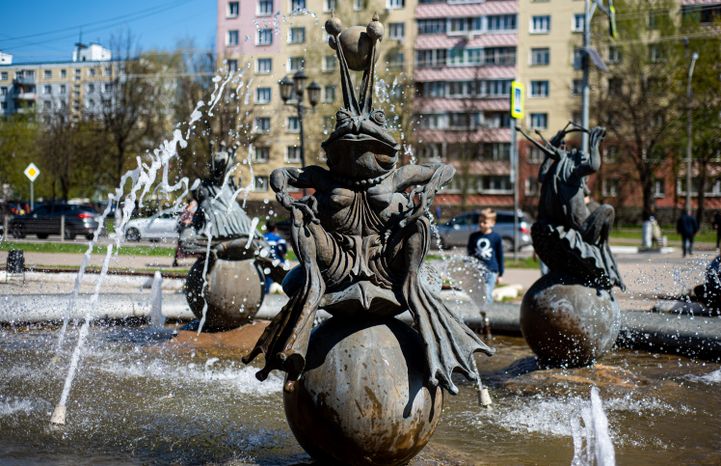 Весенние виды фонтана «Ожидание» в городе Дмитров